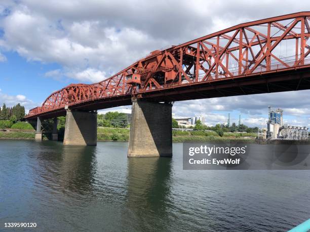 broadway bridge over willamette river in portland oregon - burnside bridge portland stock-fotos und bilder