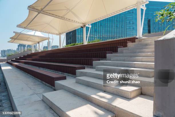 empty chairs in an outdoors stadium in a city park - toldo estructura de edificio fotografías e imágenes de stock