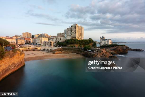 coucher de soleil plage du port vieux (villa belza), biarritz, france - biarritz stockfoto's en -beelden