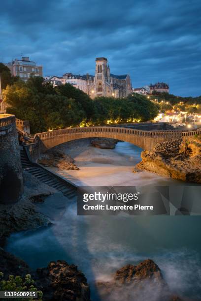pont du rocher du basta et eglise saint eugénie, nuit, biarritz, france - local landmark ストックフォトと画像