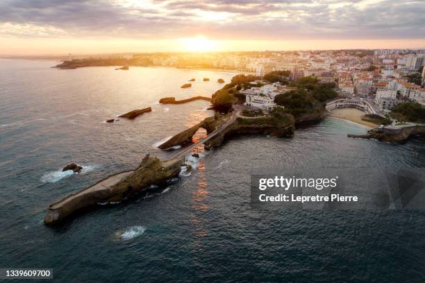 lever de soleil (sunrise) sur biarritz (passerelle eiffel), pays basque, france - biarritz fotografías e imágenes de stock