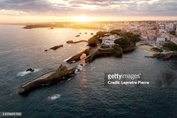 lever de soleil (sunrise) sur biarritz (passerelle eiffel), pays basque, france - biarritz 個照片及圖片檔
