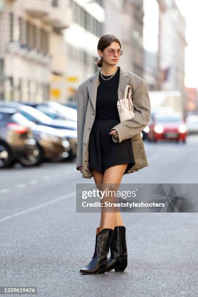 Influencer Jacqueline Zelwis wearing a taupe colored vintage blazer by Balmain, a black tank top by Zara, black high waist shorts by Onweekends,...