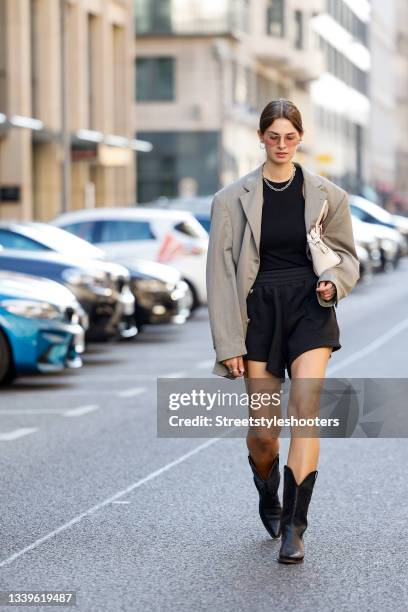 Influencer Jacqueline Zelwis wearing a taupe colored vintage blazer by Balmain, a black tank top by Zara, black high waist shorts by Onweekends,...