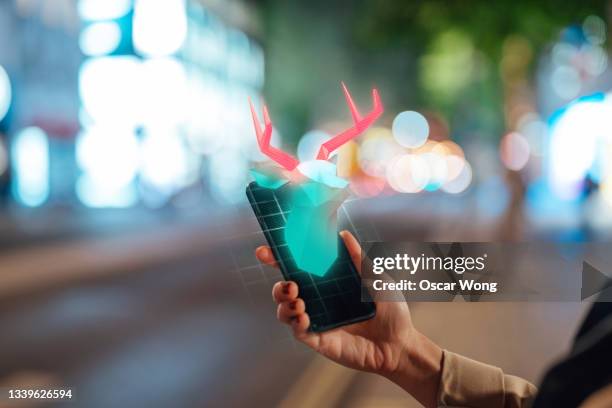 non-fungible token art on mobile phone - augmented reality animal stock-fotos und bilder