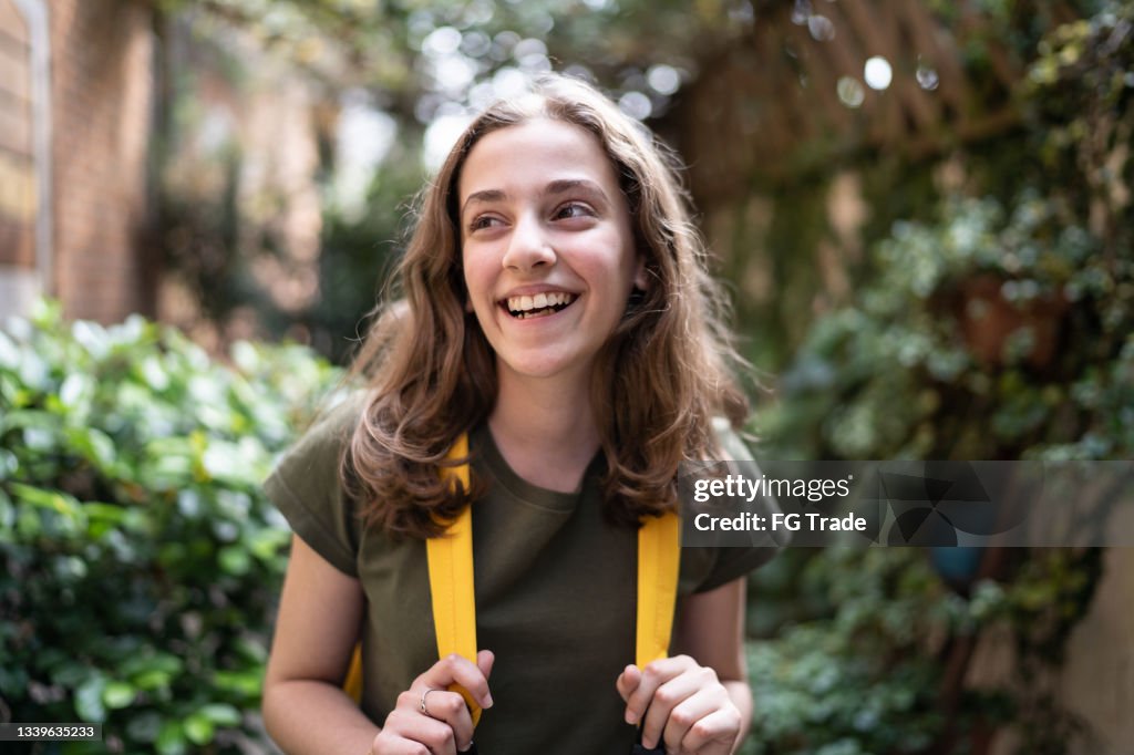 Teenager-Mädchen mit Rucksack zu Hause