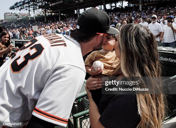 Kris Bryant of the San Francisco Giants kisses his son Kyler Lee... Photo  d'actualité - Getty Images