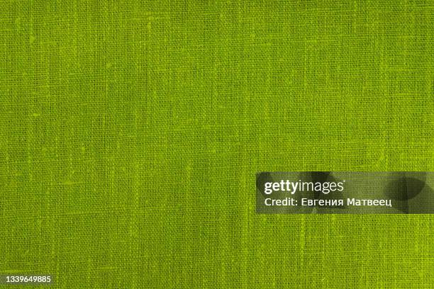 green natural linen cloth fabric textile background texture. top view. flat lay. close-up. copy space. - manzana verde fotografías e imágenes de stock