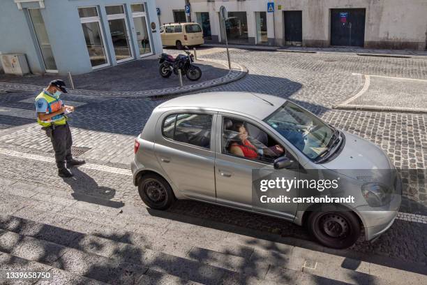 policial português escrevendo uma multa de estacionamento - infrações de estacionamento - fotografias e filmes do acervo