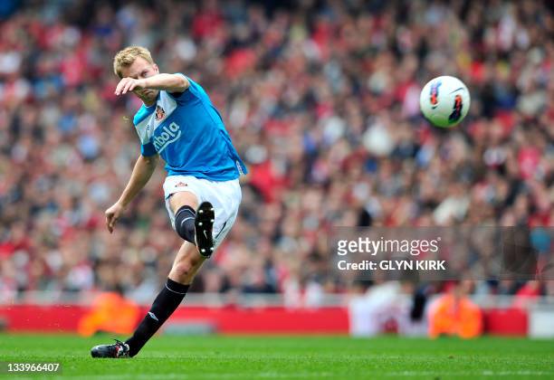 Sunderland's Swedish midfielder Sebastian Larsson scores from a free-kick during their English Premier League football match against Arsenal at the...