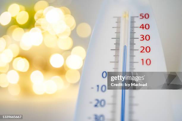 temperature on the thermometer - hittegolf stockfoto's en -beelden