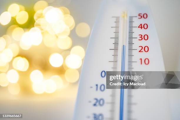 temperature on the thermometer - meteorology thermometers stock pictures, royalty-free photos & images