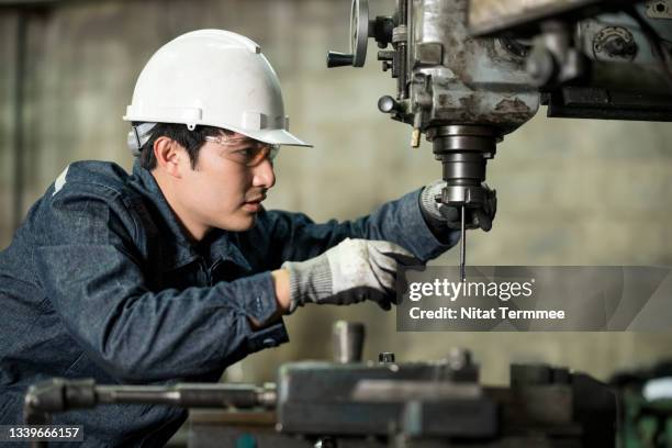 Machine Operator Shift Change Manufacturing Shift Change Photos and Premium High Res Pictures - Getty ...