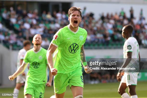 Wout Weghorst of VfL Wolfsburg celebrates scoring his team's second goal from the penalty spot during the Bundesliga match between SpVgg Greuther...