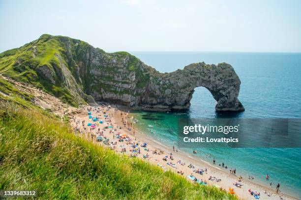 durdle door and beach in dorset england. - durdle door stock pictures, royalty-free photos & images