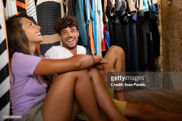 vista laterale di una giovane coppia caucasica che si lega insieme in vacanza - armadio a muro foto e immagini stock