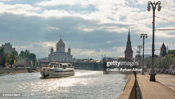 boats on the moskva river in moscow, russia - moscva river stock-fotos und bilder