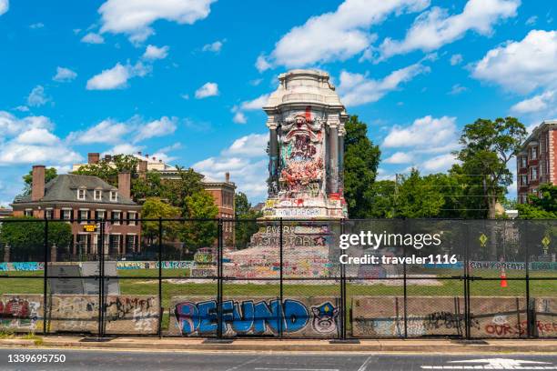 robert e. lee monument mit entfernter statue in richmond, virginia, usa - csa images stock-fotos und bilder