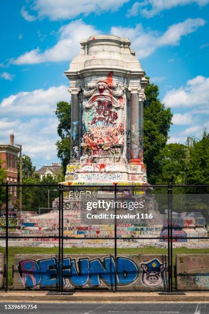 robert e. lee monument with the statue removed in richmond, virginia, usa - confederate monument stock pictures, royalty-free photos & images