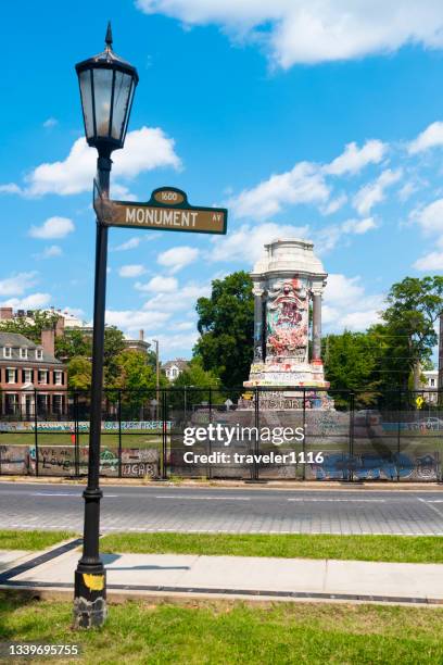 robert e. lee monument with the statue removed in richmond, virginia, usa - monument avenue richmond stockfoto's en -beelden