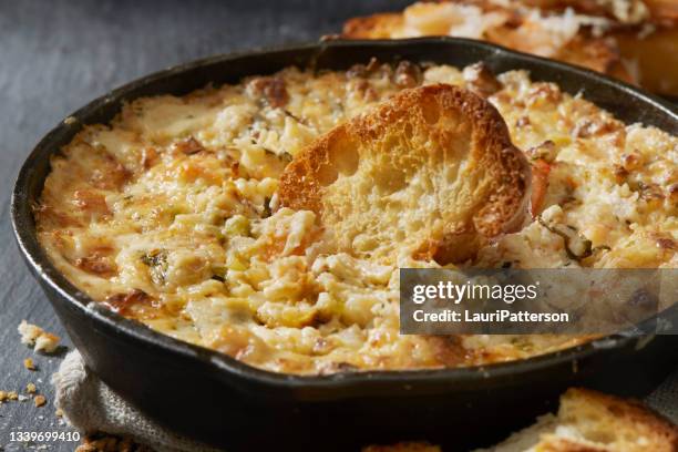 salsa de camarones al horno con queso con crostini tostado - salsa espesa fotografías e imágenes de stock