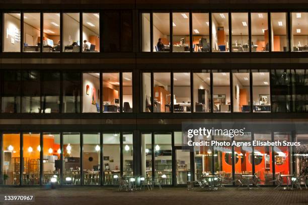 windows of an office building - fensterfront innen stock-fotos und bilder