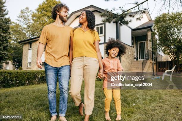 haga que su familia salga más a menudo - mixed race family fotografías e imágenes de stock