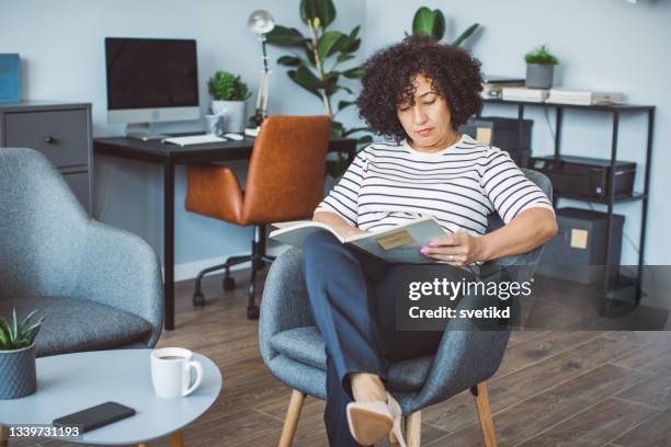book publisher at office - editor imagens e fotografias de stock