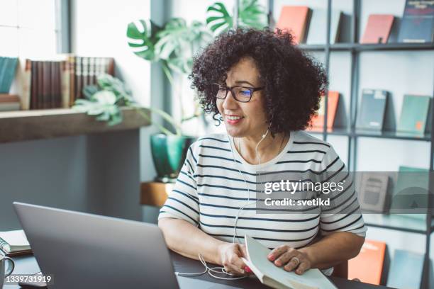 book publisher at office - argumentista imagens e fotografias de stock