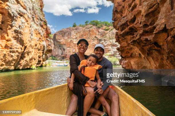 familie auf der bootsfahrt durch die schluchten des flusses são francisco - brazilian family stock-fotos und bilder