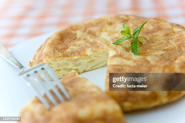 spanish potatoe and onion omelette - tortilla de patata fotografías e imágenes de stock