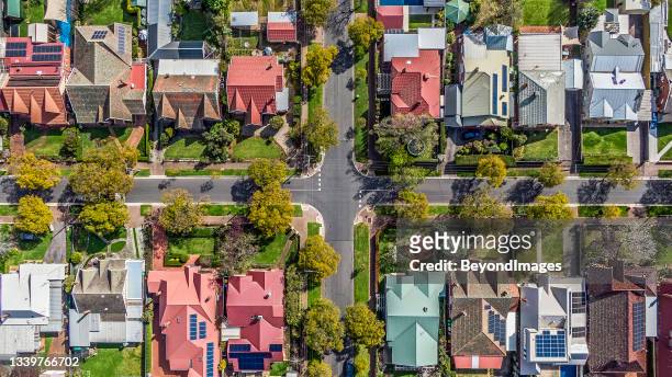 aerial view of leafy eastern suburban houses on 4-way cross road intersection in adelaide, south australia - adelaide stockfoto's en -beelden