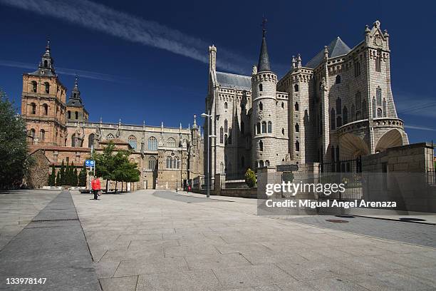 cathedral and episcopal palace, astorga - palácio imagens e fotografias de stock