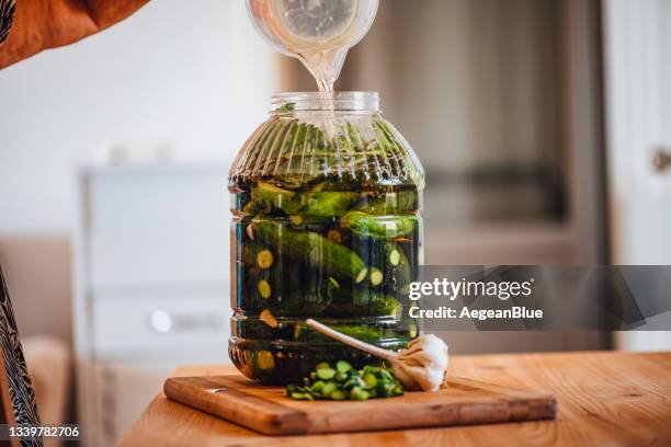 making pickles at home to prepare for the winter - sliced pickles stockfoto's en -beelden