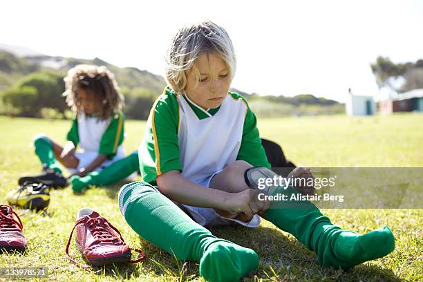 boy getting ready to play football - シンガード ストックフォトと画像