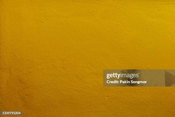 old grunge golden wall, yellow texture background. - murales fotografías e imágenes de stock