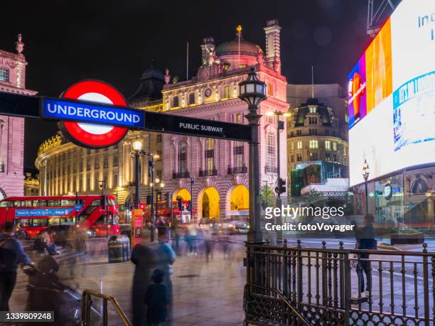london piccadilly circus neonlichter rote u-bahn-busse beleuchteten nacht - picadilly lights stock-fotos und bilder