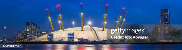 london millennium dome nachts beleuchtet über die themse panorama - greenwich stock-fotos und bilder