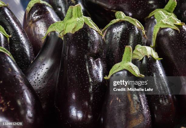close-up of fresh food at city market 41 - melanzana foto e immagini stock