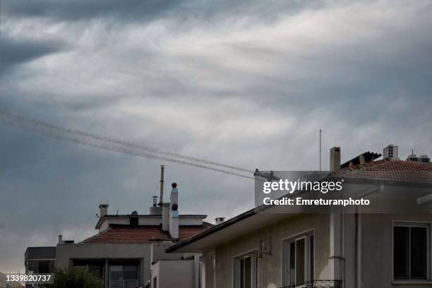 low flying plane over the rooftops in izmir. - low flying aircraft stockfoto's en -beelden