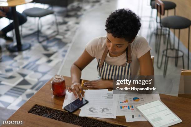 business owner doing to the books at a coffee shop - dust bildbanksfoton och bilder