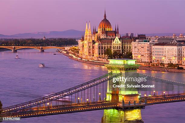 budapest, chain bridge and parliament building - chain bridge suspension bridge stock-fotos und bilder