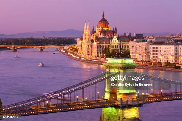 budapest, chain bridge and parliament building - sede do parlamento húngaro - fotografias e filmes do acervo