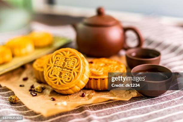 traditional chinese food mooncake and tea - mooncake stock pictures, royalty-free photos & images