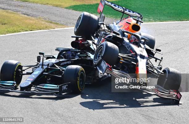 Max Verstappen of the Netherlands driving the Red Bull Racing RB16B Honda and Lewis Hamilton of Great Britain driving the Mercedes AMG Petronas F1...