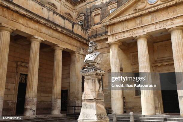 bust statue of italian poet in front of lecce baroque style buildings with columns - salento foto e immagini stock