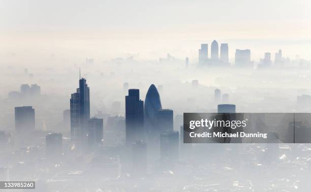 aerial shot of city of london - dawn dunning - fotografias e filmes do acervo