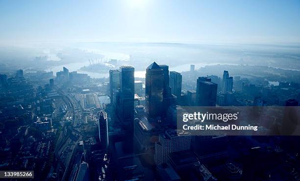 aerial view of canary wharf at dawn - dawn dunning stockfoto's en -beelden