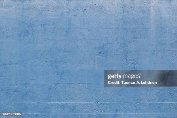 close-up of plastered concrete wall painted in light blue. - blu chiaro foto e immagini stock