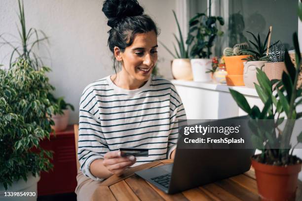 linda jovem mulher fazendo compras online usando seu cartão de crédito - banco eletrônico - fotografias e filmes do acervo